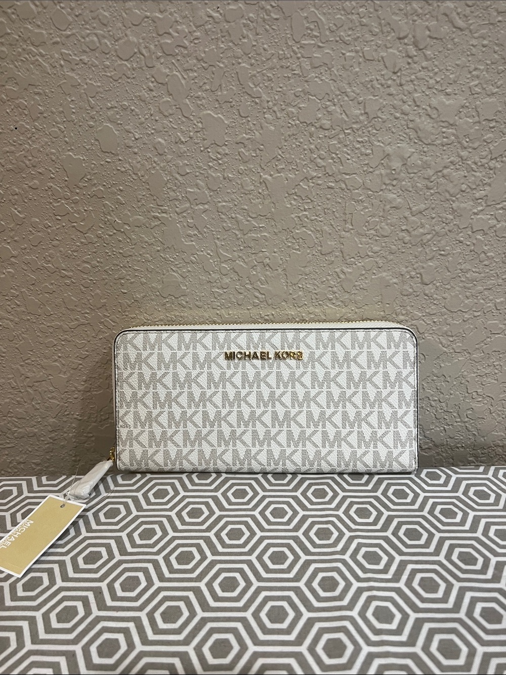 MICHAEL KORS Vanilla LG ZA Continental Logo Zip Wallet